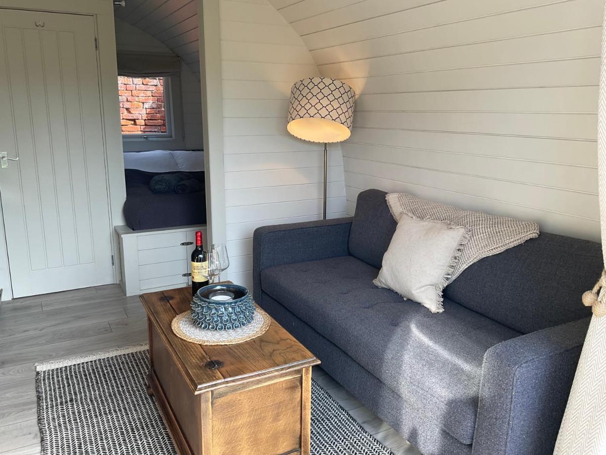 ホテル Secluded Cosy Luxury Pod With Wood Fired Hot Tub シュルーズベリー エクステリア 写真