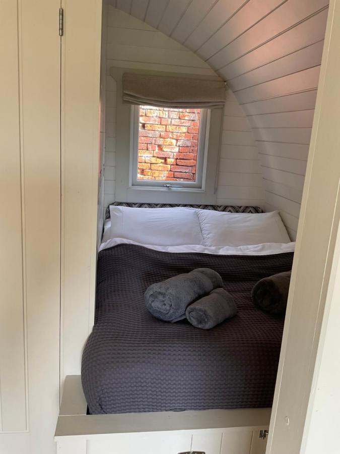 ホテル Secluded Cosy Luxury Pod With Wood Fired Hot Tub シュルーズベリー エクステリア 写真