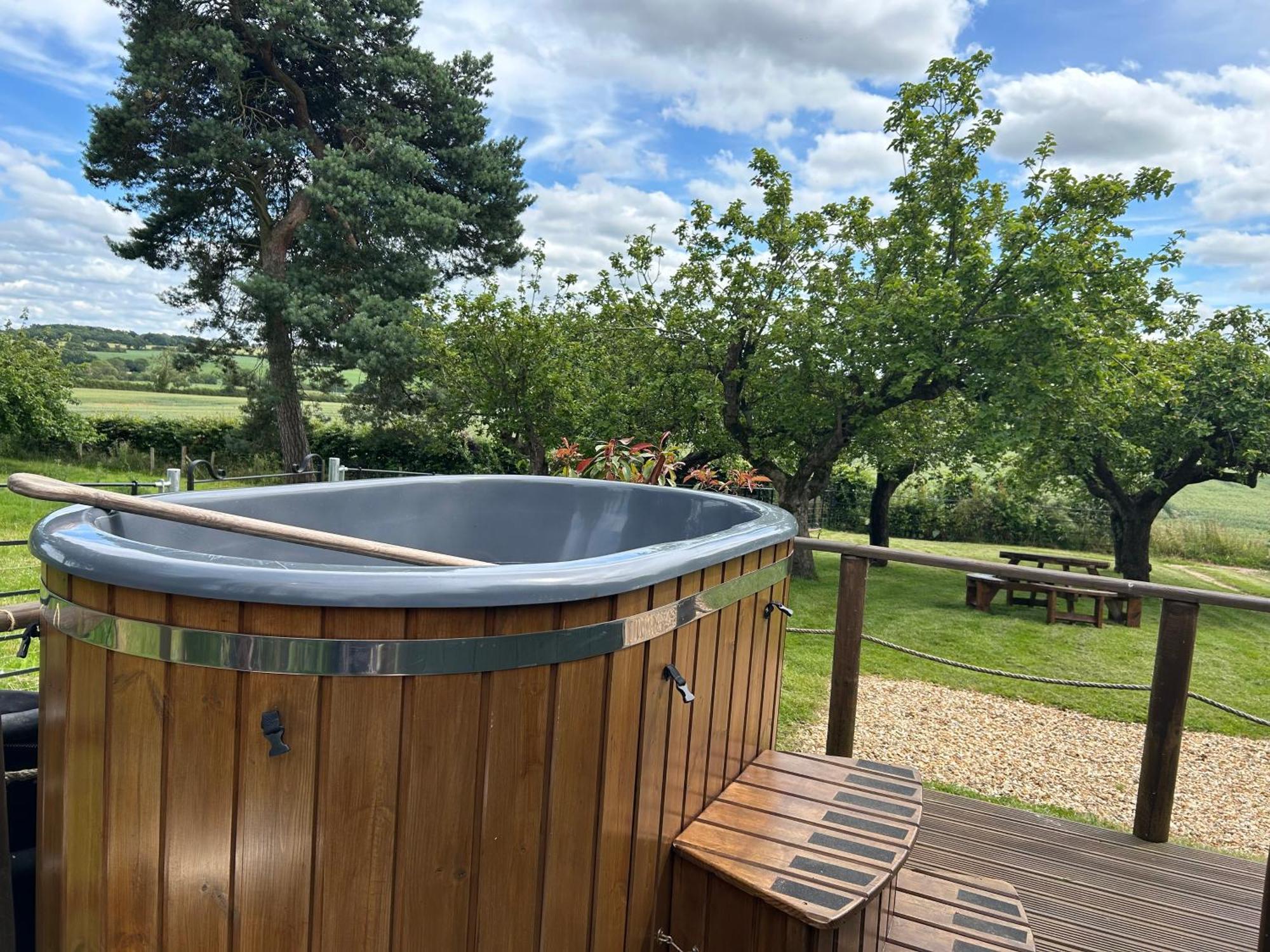 ホテル Secluded Cosy Luxury Pod With Wood Fired Hot Tub シュルーズベリー エクステリア 写真