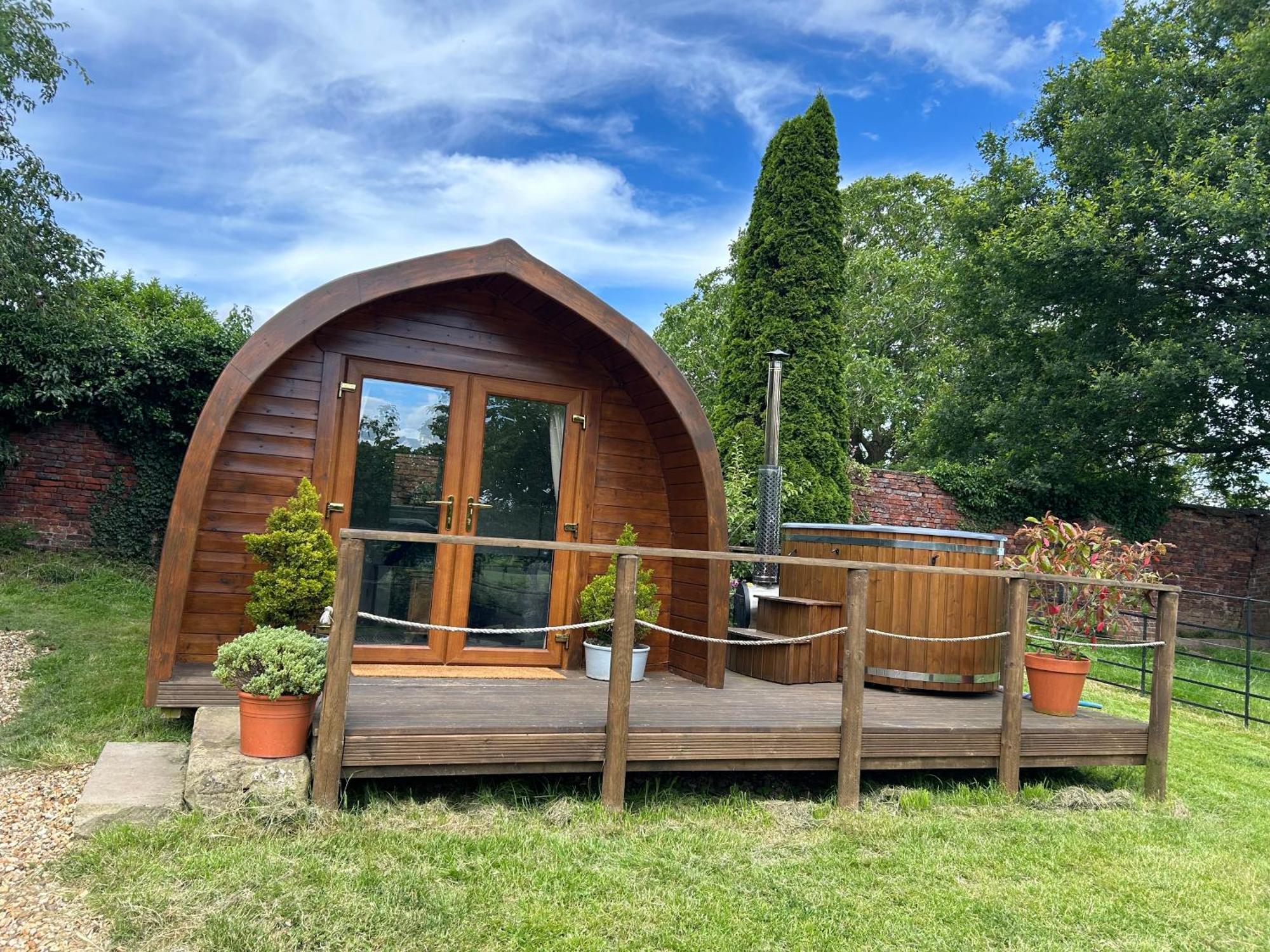 ホテル Secluded Cosy Luxury Pod With Wood Fired Hot Tub シュルーズベリー エクステリア 写真