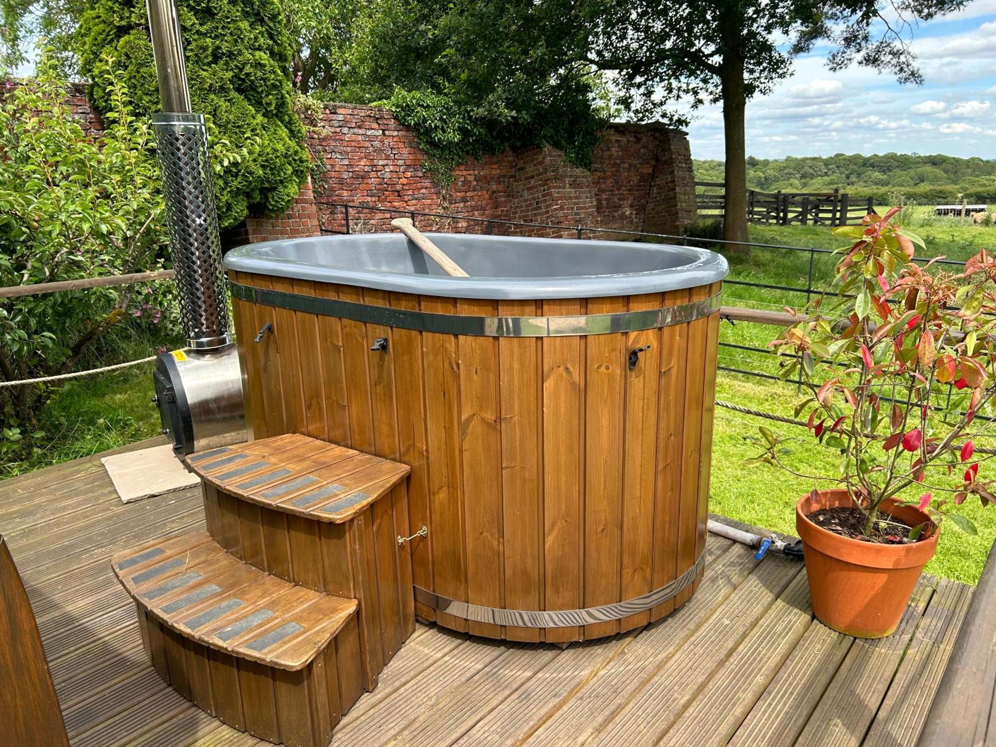 ホテル Secluded Cosy Luxury Pod With Wood Fired Hot Tub シュルーズベリー エクステリア 写真